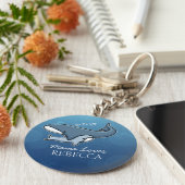 かわいいパーソナライズされたママベビークジラ、子供の名前を追加 キーホルダー (側面)