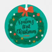 かわいいパーソナライズされたリースベビーの初めてのクリスマス メタルオーナメント (正面)