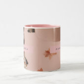 かわいいパーソナライズされた秋のアライグマのパターン ツートーンマグカップ (中央)