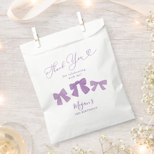 かわいいパープルボウズ誕生日パーティー フェイバーバッグ (クリップ留めされた状態)