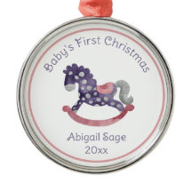 かわいいパープルロッキングホースベビーの初めてのクリスマス