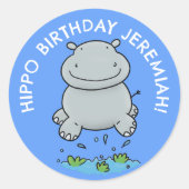 かわいいヒッポベビーパーソナライズされた漫画の誕生日 ラウンドシール (正面)