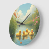 かわいいヒナガモが花のある池にいる ラージ壁時計 (傾斜)