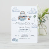 かわいいヒポポタマス、飛行機 & 雲、青いファーストバースデー 招待状 (スタンド正面)