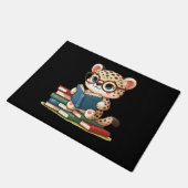 かわいいヒョウが読書 ドアマット (アングル)