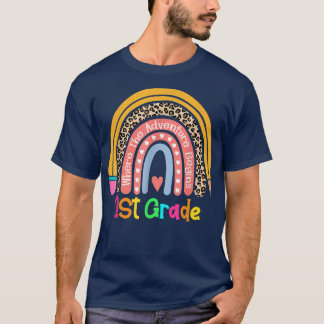かわいいヒョウの虹1年生どこで冒険 Tシャツ
