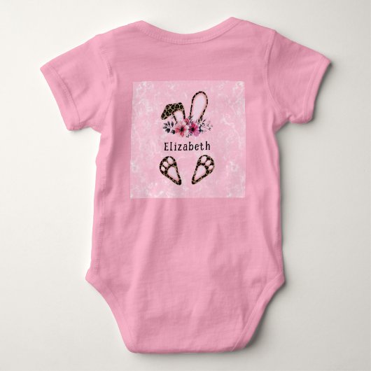 かわいいヒョウ柄のイースターバニー耳と足のモノグラム ベビーボディスーツ (裏面)