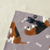 かわいいビーグルズポーズグレー ビーチタオル (インサイチュ)