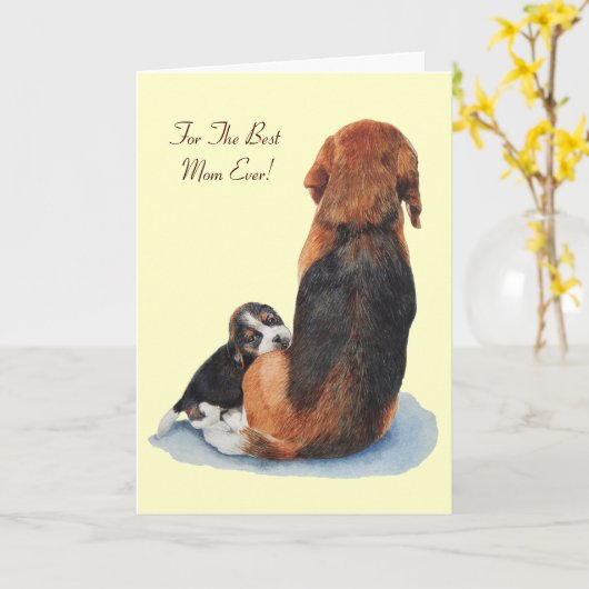 かわいいビーグル犬の子犬の抱きしめるお母さん犬のオリジナルの詩 カード (黄色い花)