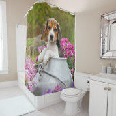 かわいいビーグル犬の子犬をミルク缶で飼う- シャワーカーテン (インサイチュ)