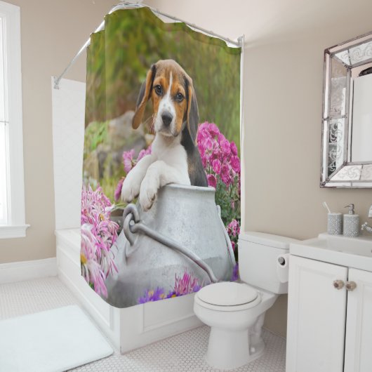かわいいビーグル犬の子犬をミルク缶で飼う- シャワーカーテン (インサイチュ)