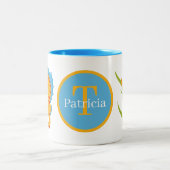 かわいいビーチのウミウマにイニシャルを追加 ツートーンマグカップ (中央)