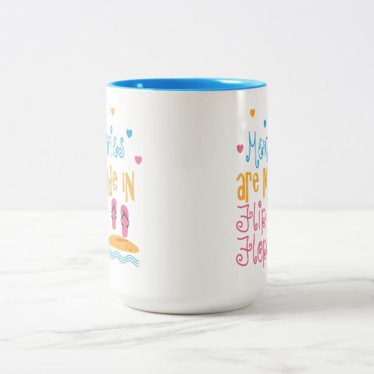 かわいいビーチハウスフリップフロップ愛好家ワードアート ツートーンマグカップ (中央)