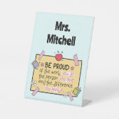 かわいいビー誇りを持ったパーソナライズされた先生 台座サイン (正面)
