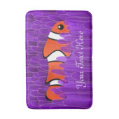 かわいいピエロ魚と美しい紫色の海アネモン バスマット (正面縦)