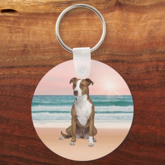かわいいピットブルドッグ日没とビーチに座る キーホルダー (正面)