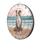 かわいいピットブルドッグ日没とビーチに座る ダーツボード (正面右)