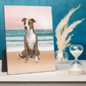 かわいいピットブルドッグ日没とビーチに座る フォトプラーク (側面)