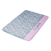 かわいいピンクとグリーンカエル名前をカスタムする ガーリー バスマット (アングル)