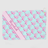 かわいいピンクとティール（緑がかった色）のゴルフカーパーソナライズされたト名 ゴルフタオル (横)