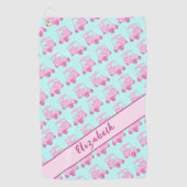 かわいいピンクとティール（緑がかった色）のゴルフカーパーソナライズされたト名 ゴルフタオル (正面)