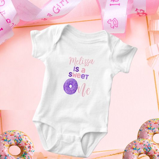 かわいいピンクとパープルのスイートワンガールの誕生日 ベビーボディスーツ