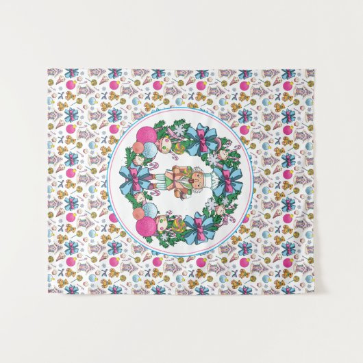 かわいいピンクとブルーのクリスマス・ナッツクラッカーのリース タペストリー (正面(横))