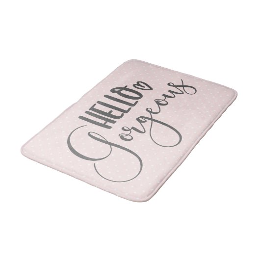 かわいいピンクとホワイトスポットハローゴージャスタイポグラフィ バスマット (アングル)