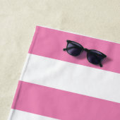 かわいいピンクと白ストライプのパーソナライズされた ビーチタオル (インサイチュ)