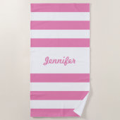 かわいいピンクと白ストライプのパーソナライズされた ビーチタオル (正面)