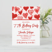 かわいいピンクと赤いハートの模様 77歳の誕生日 招待状 (スタンド正面)