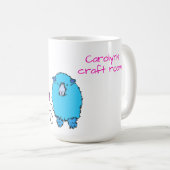 かわいいピンクと青い羊毛のパーソナライズされた羊 コーヒーマグカップ (正面右)