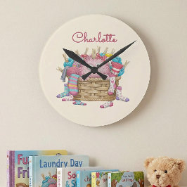 かわいいピンクのふわふわ靴下モンスターの子供向けデザイン ラウンド壁時計