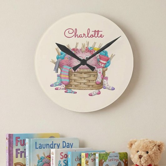 かわいいピンクのふわふわ靴下モンスターの子供向けデザイン ラウンド壁時計