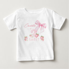 かわいいピンクのイチゴ2 2さいの誕生日おめでとう ベビーTシャツ