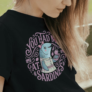 かわいいピンクのイワシのキャラクター引用 Tシャツ