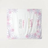 かわいいピンクのウィンターワンダーランドのベイビーシャワーの雪の結晶 タペストリー (正面(横))