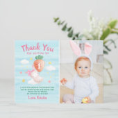 かわいいピンクのウサギとキャベツの写真の誕生日 サンキューカード (スタンド正面)