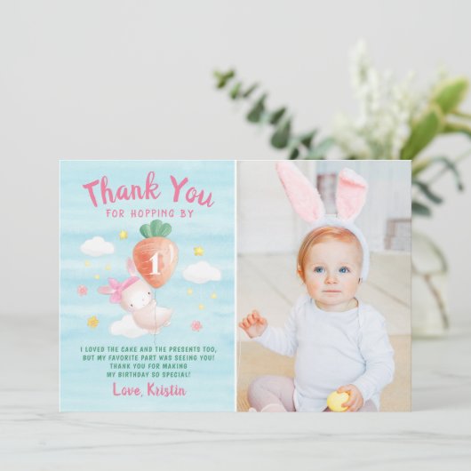 かわいいピンクのウサギとキャベツの写真の誕生日 サンキューカード (スタンド正面)