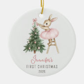 かわいいピンクのウサギの女の子の赤ちゃんの初めてのクリスマス セラミックオーナメント (正面)