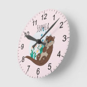 かわいいピンクのオッターフラワーと子どもの名前 ラウンド壁時計 (傾斜)