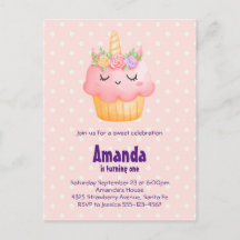 かわいいピンクのカップケーキユニコーンとバラ誕生日