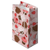 かわいいピンクのカップケーキ、ハートおよびさくらんぼパターン スモールペーパーバッグ (正面アングル)