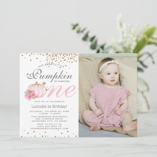 かわいいピンクのカボチャフローラ1st誕生日フォトインビタ 招待状 (スタンド正面)
