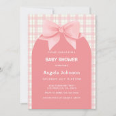 かわいいピンクのギンガムプレイドアーチボウガールベイビーシャワー 招待状 (正面)