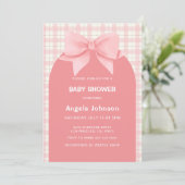 かわいいピンクのギンガムプレイドアーチボウガールベイビーシャワー 招待状 (スタンド正面)