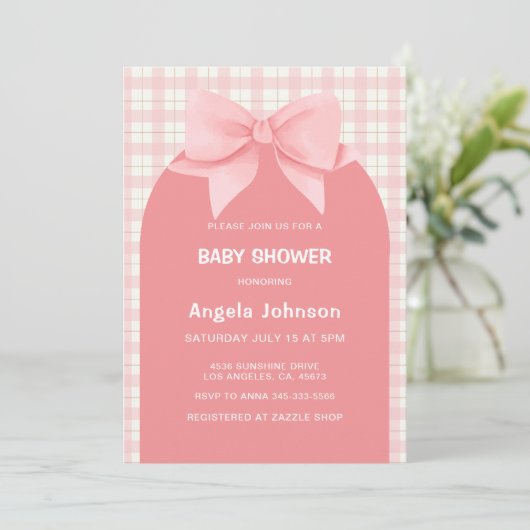 かわいいピンクのギンガムプレイドアーチボウガールベイビーシャワー 招待状 (スタンド正面)
