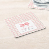 かわいいピンクのギンガムプレイドボウガールベビーシャワー スクエアペーパーコースター (アングル)