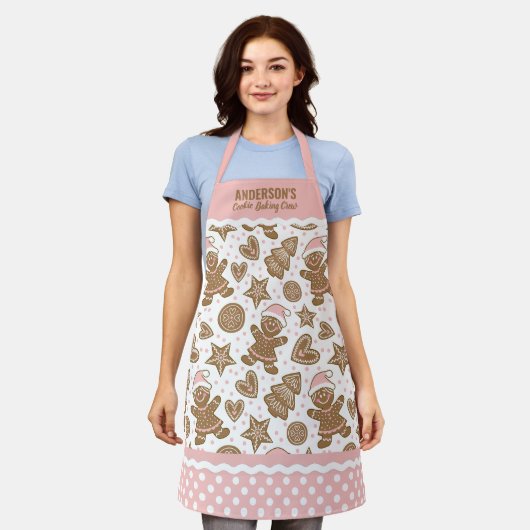 かわいいピンクのクリスマスクッキーベーキングクルー エプロン (着用した状態)