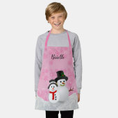 かわいいピンクのクリスマス雪だるま 子供用名前入りのエプロン エプロン (着用した状態)